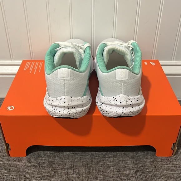 Nike Air Winflo 10 FN7106-100 Womens White/Emerald Rise Black Running Shoes Sz 6 - Picture 6 of 11